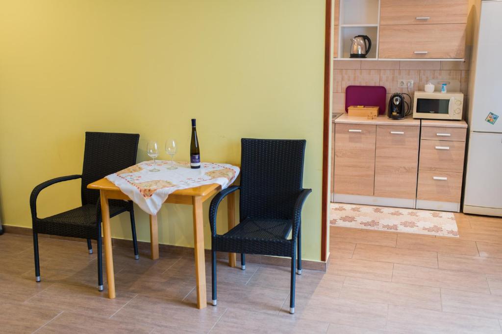 Kuchyň nebo kuchyňský kout v ubytování Green Lake Airport Apartments