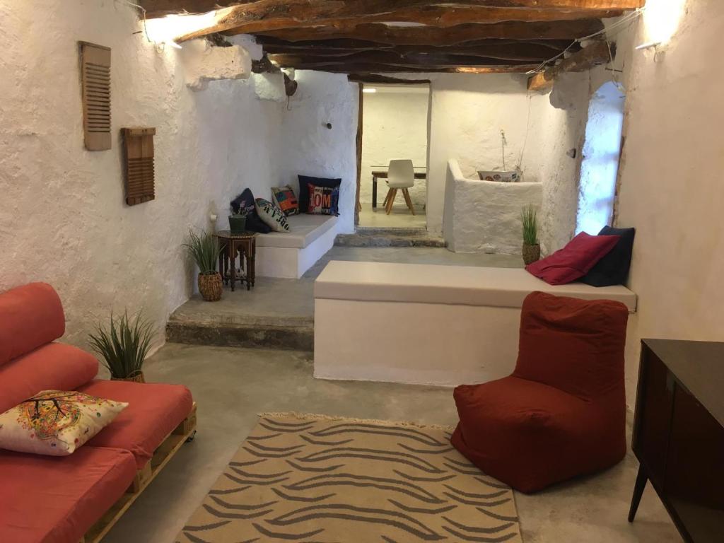 salon z kanapą i dywanem w obiekcie Casa Montefrio w mieście Montefrío