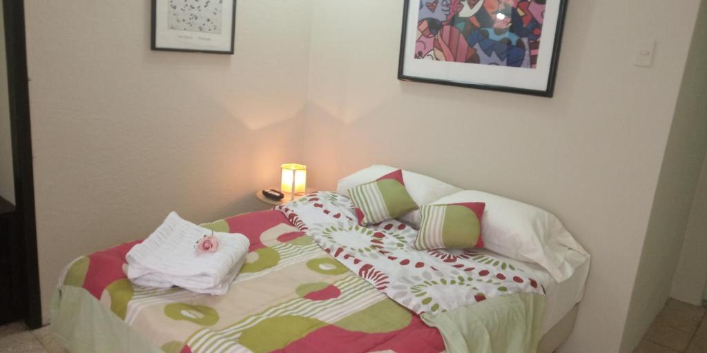 um quarto com uma cama com uma vela em boel boutique 2 em Guayaquil