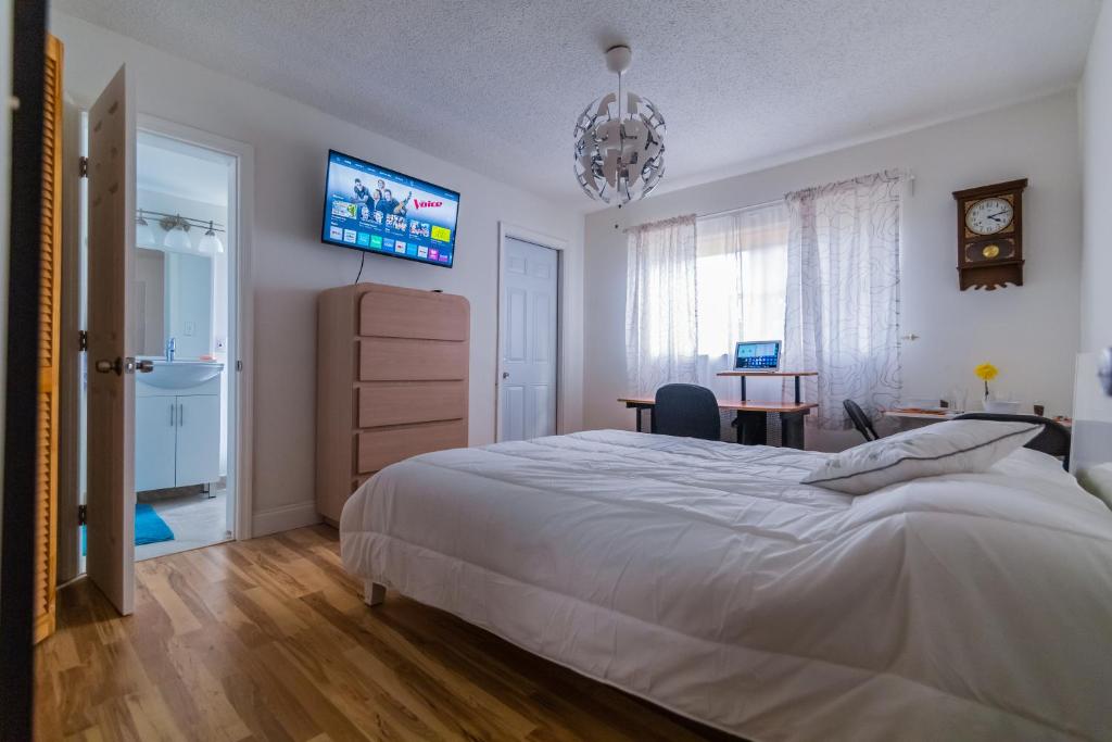 - une chambre avec un lit et une télévision murale dans l'établissement Miami nice, à Miami