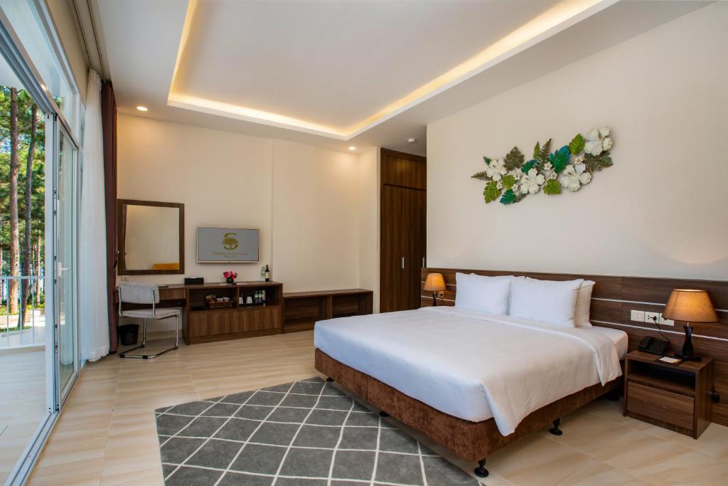 Postel nebo postele na pokoji v ubytování CEREJA Hotel & Resort Dalat