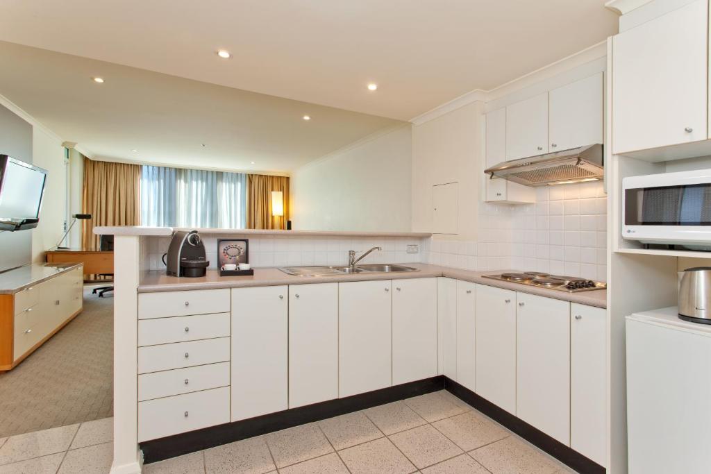 Kuchyň nebo kuchyňský kout v ubytování Rydges Darling Square Apartment Hotel