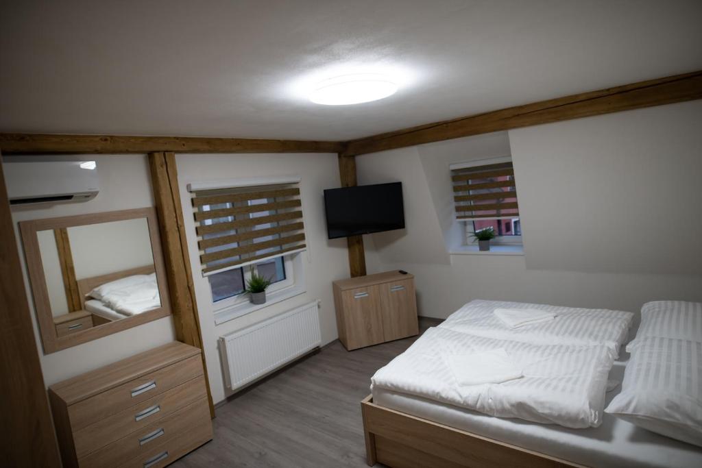 Rúm í herbergi á Apartmány Meandry