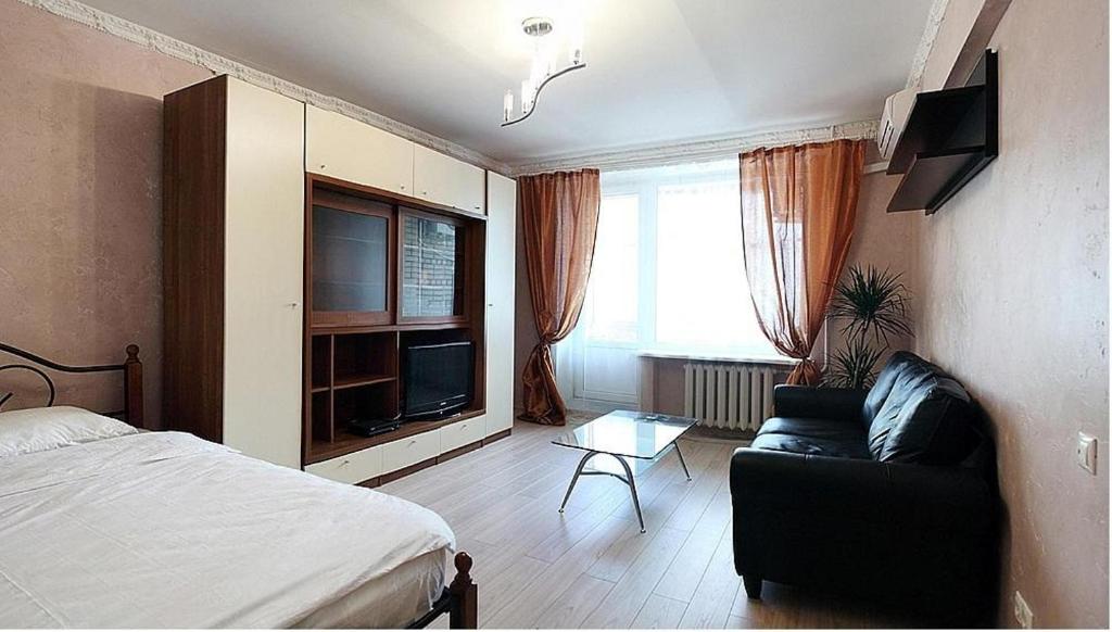 モスクワにあるApartLux Belorusskaya Superiorのベッドルーム(ベッド1台、ソファ、テレビ付)