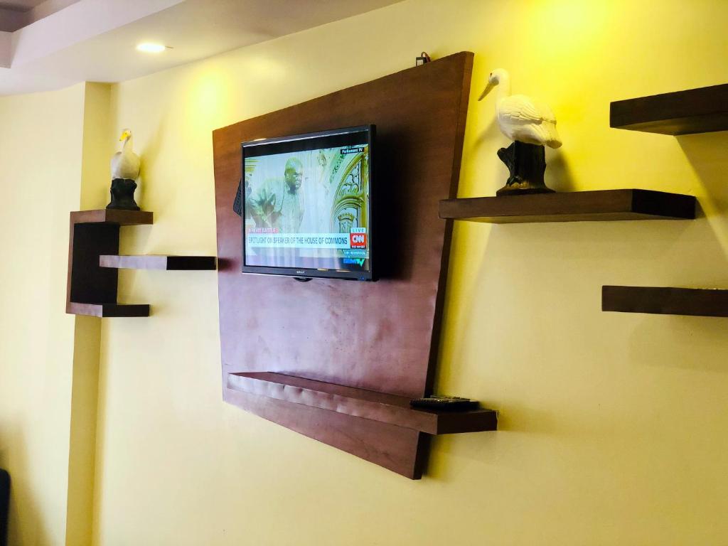TV a/nebo společenská místnost v ubytování Backyard Hotel