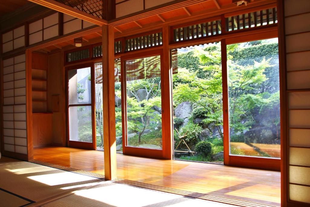 um quarto vazio com grandes janelas num edifício em 藤花楼 KAMAKURA em Yamanouchi