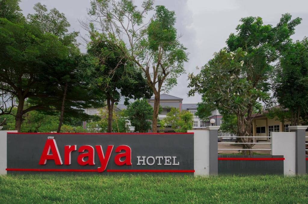 un panneau indiquant l'hôtel aanya devant les arbres dans l'établissement ARAYA HOTEL, à Uttaradit