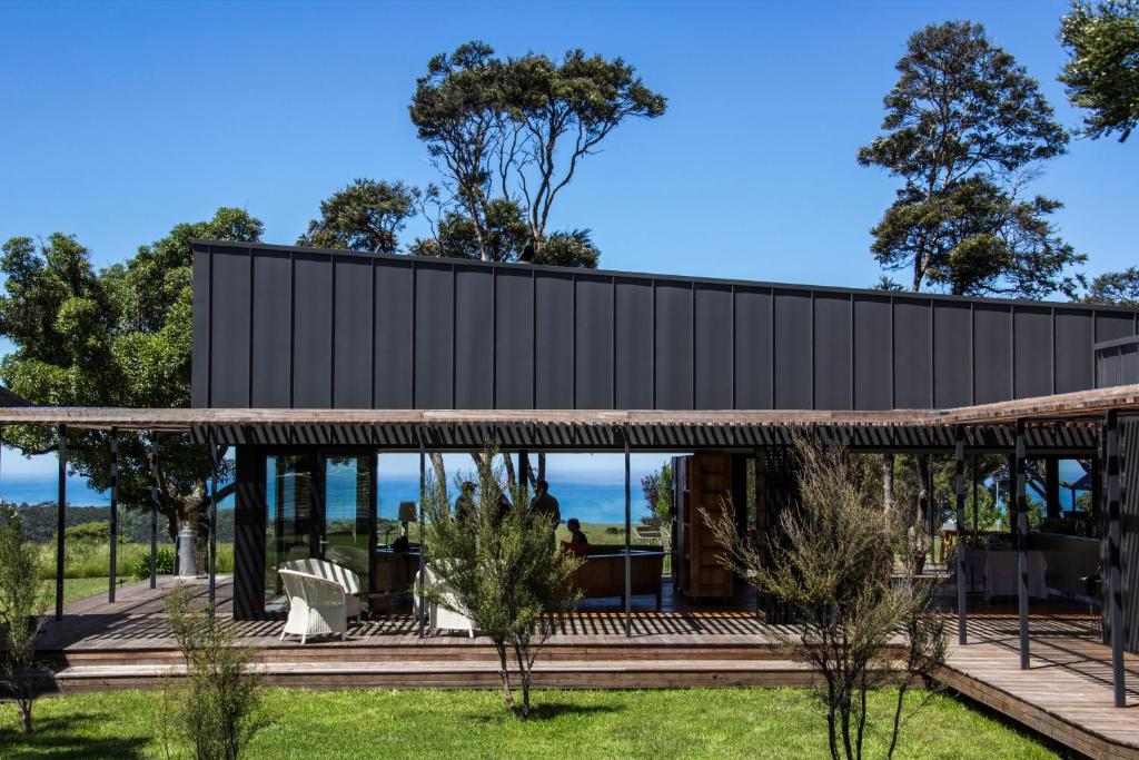a modern house with a black facade at Lansdowne Farm Lodge in Hawkeswood