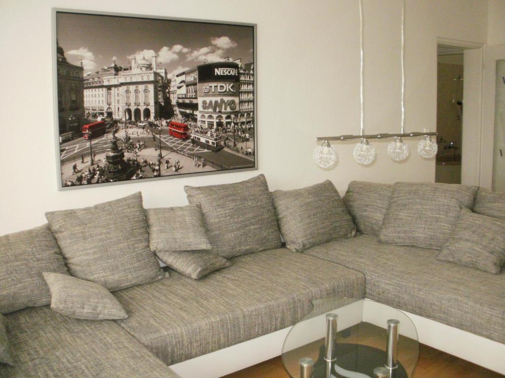 sala de estar con sofá y una foto en la pared en Ferienwohnung mit Balkon, en Zwenkau