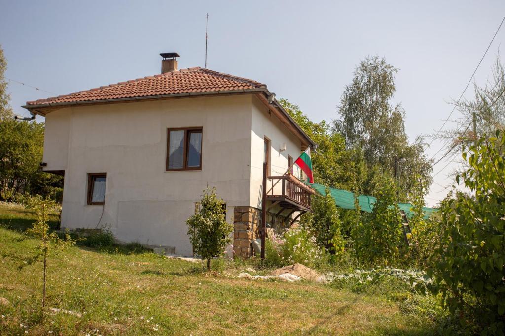 ein kleines Haus auf einem Hügel auf einem Feld in der Unterkunft Vacation Home Selo Boykovets in Boykovets