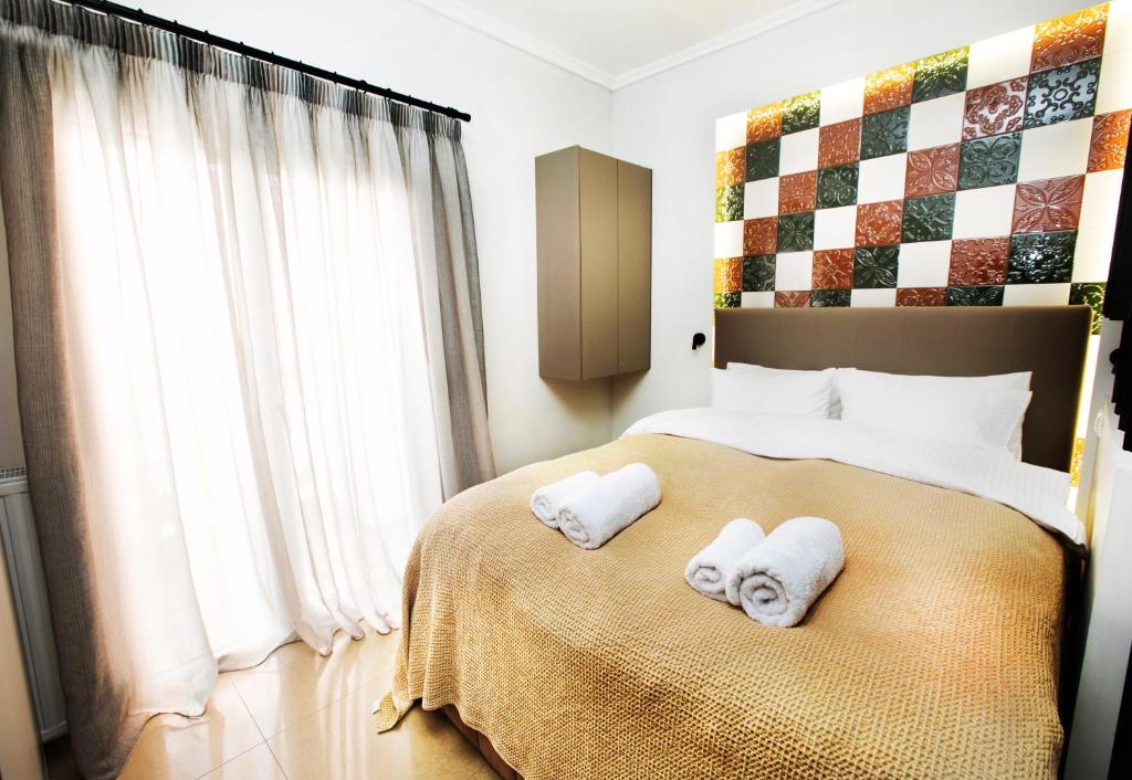 ein Schlafzimmer mit einem Bett mit Handtüchern darauf in der Unterkunft Reindeer Apartment in Thessaloniki