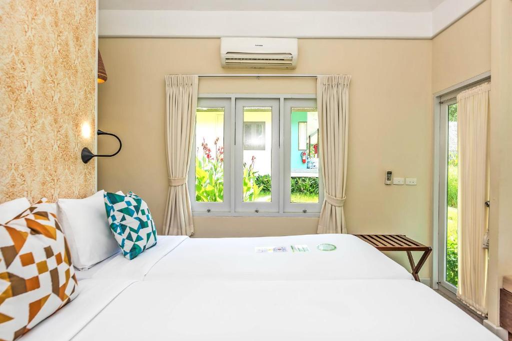 Postel nebo postele na pokoji v ubytování Sai Kaew Beach Resort