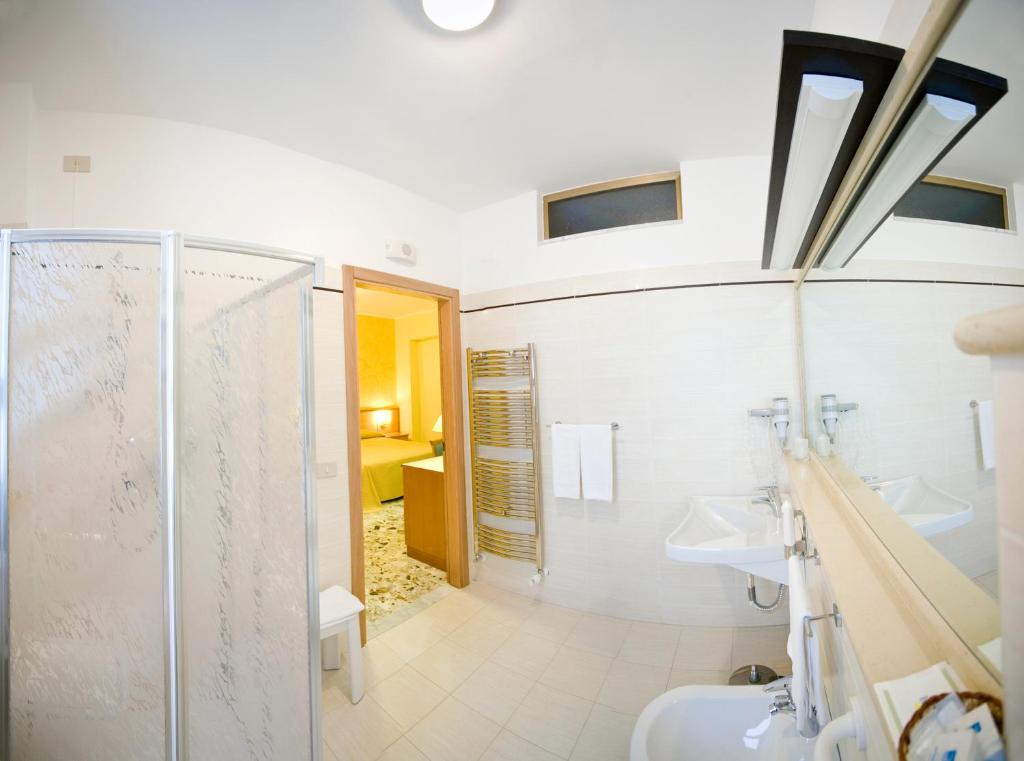 Koupelna v ubytování Hotel La Tonnara