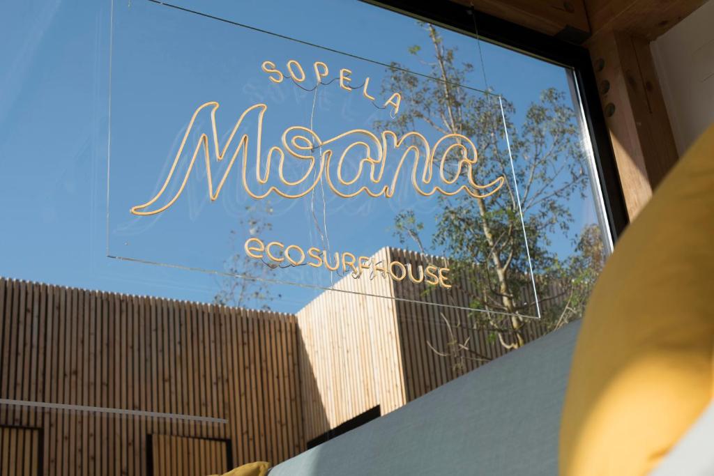 Certifikát, hodnocení, plakát nebo jiný dokument vystavený v ubytování Moana Eco Surf House
