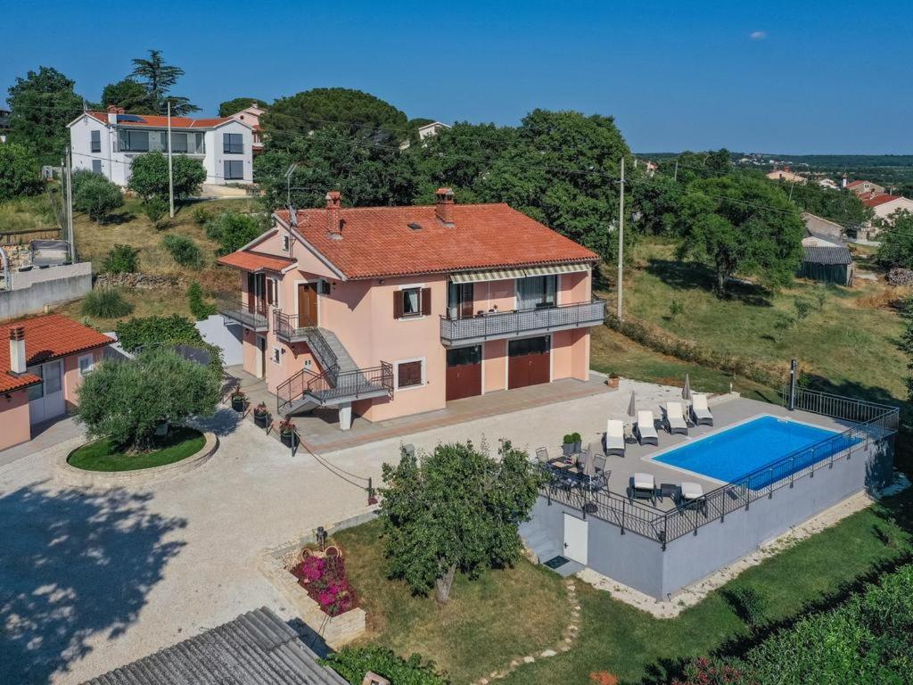 uma vista aérea de uma casa com piscina em Kuca Legovic em Kaštelir