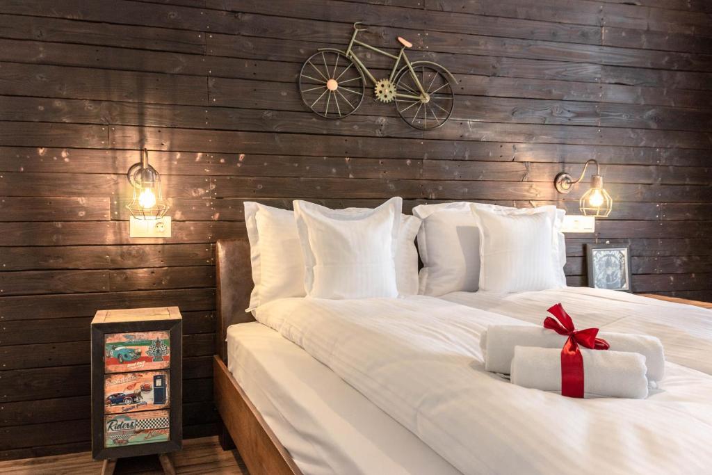 una camera con un letto con un regalo di Ares ApartHotel a Cluj-Napoca