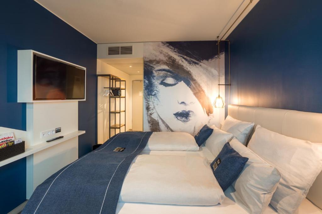 ein Schlafzimmer mit einem Bett mit einem großen Bild an der Wand in der Unterkunft the niu Ridge in Halle an der Saale