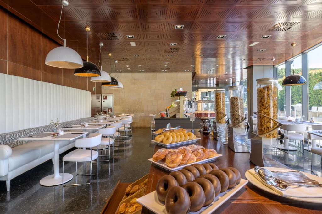 Hotel Maydrit Airport - 7