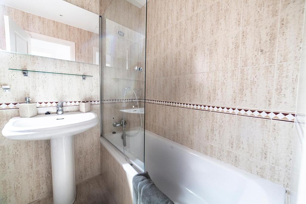A bathroom at Residencial Las Redes - 19