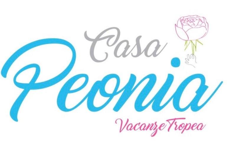 een teken dat zegt casa a flilla met een bloem bij Casa Peonia in Tropea