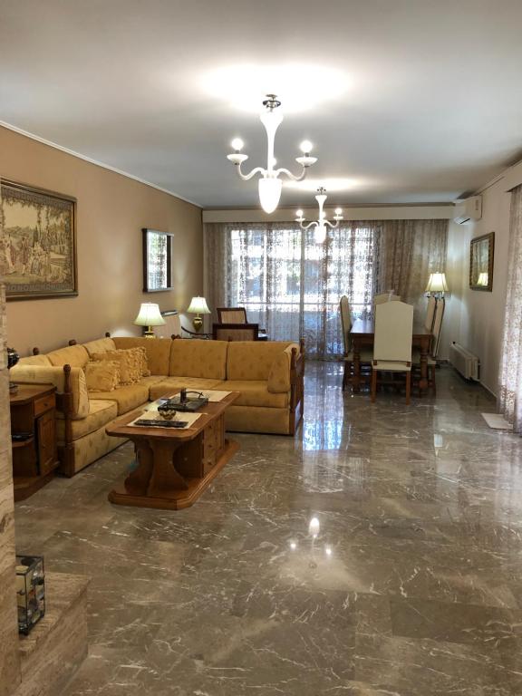 un soggiorno con divano e tavolo di Cosy apartment in Chalandri ad Atene
