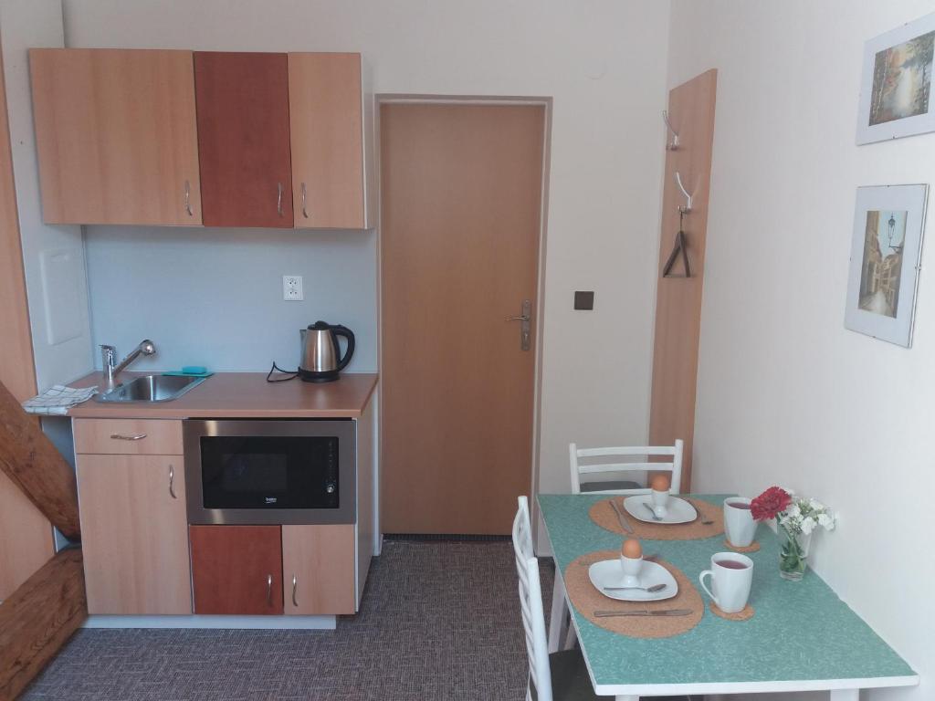 Kuchnia lub aneks kuchenny w obiekcie Apartmány F-M