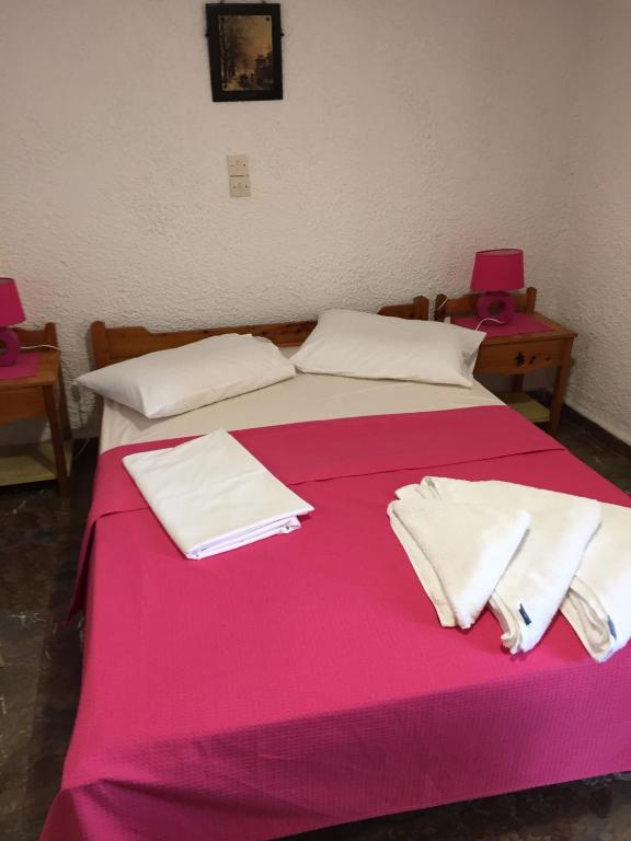 Łóżko lub łóżka w pokoju w obiekcie Chaliotis Apartments