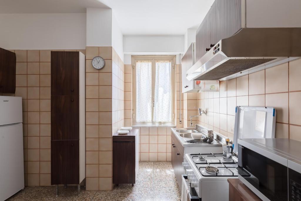 Kuchyňa alebo kuchynka v ubytovaní Hortis Apartment, 5 persone, 2 camere, balcone, Metro C e tram per il centro