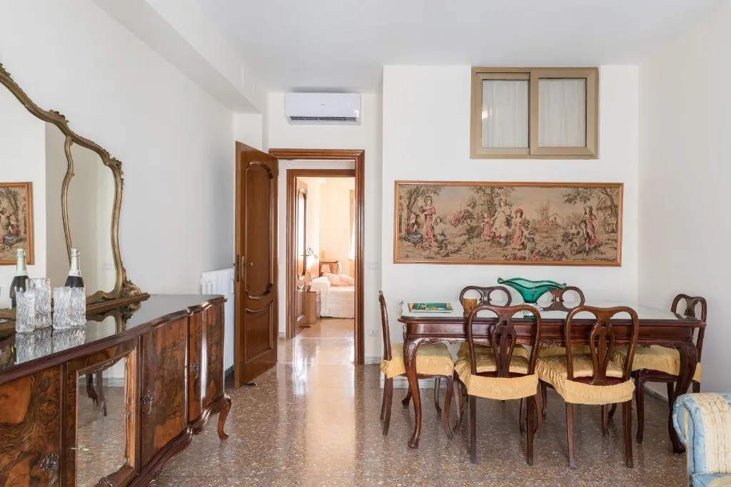 Hortis Apartment, 5 persone, 2 camere, balcone, Metro C e tram per il centro, Roma, Italia