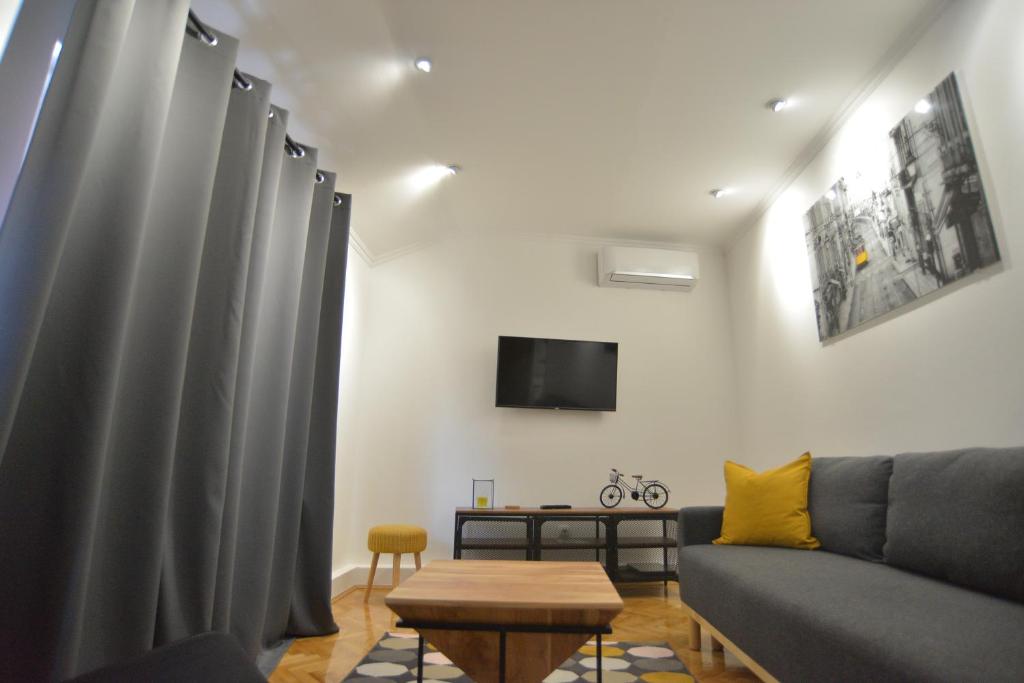 Apartman LENA في دياكوفو: غرفة معيشة مع أريكة وطاولة