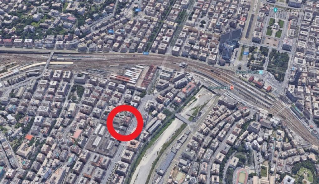 un cercle rouge au milieu d'une ville dans l'établissement apartment genova central, à Gênes