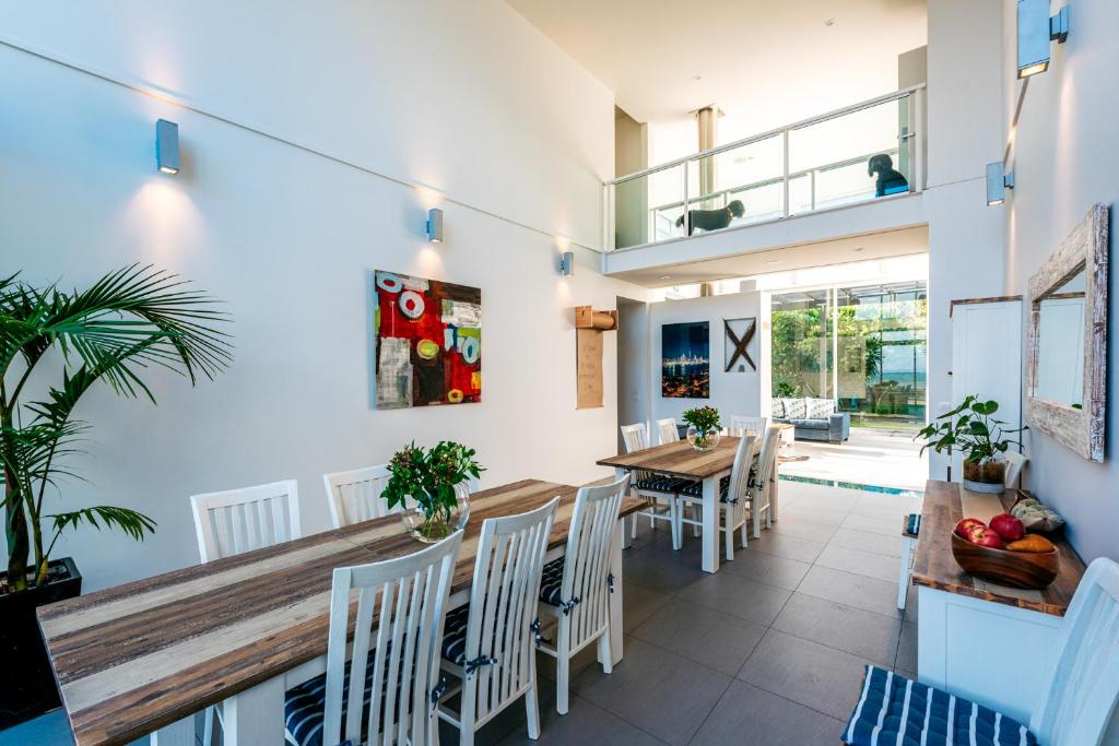 TV a/nebo společenská místnost v ubytování Waiheke Waterfront Lodge