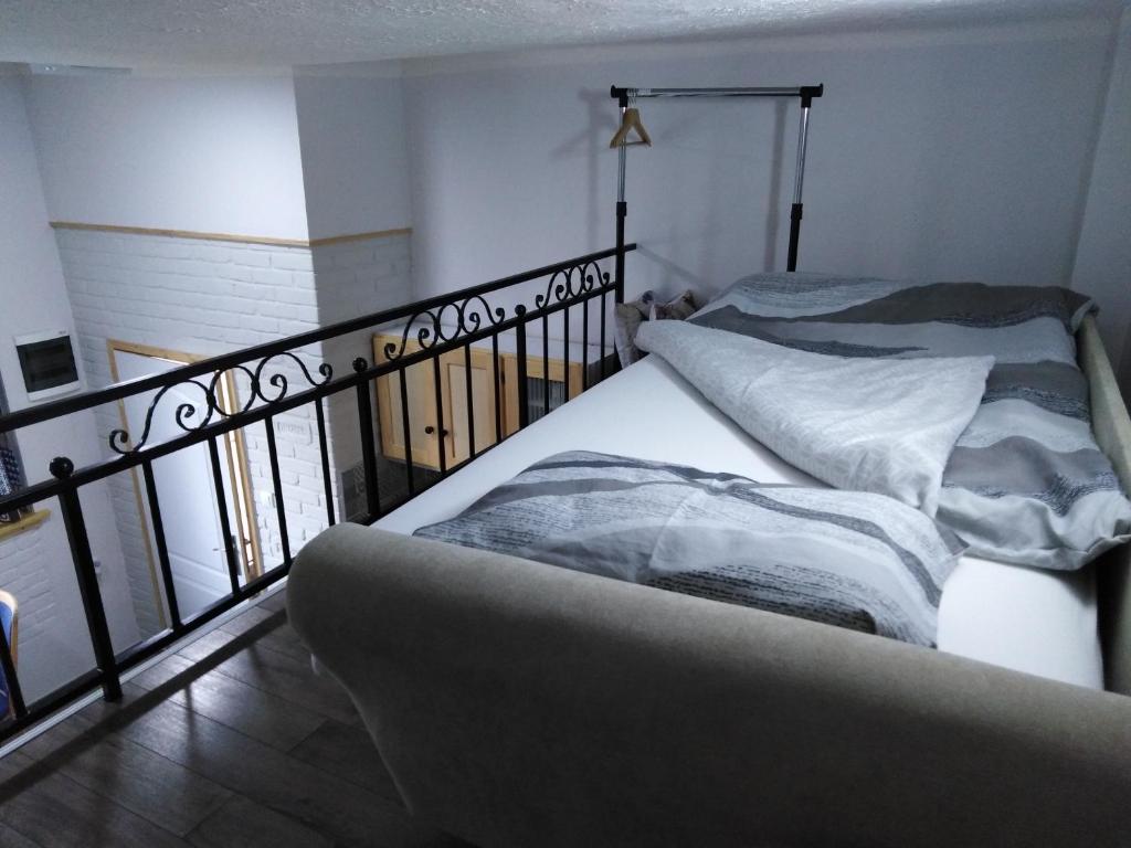 Voodi või voodid majutusasutuse Apartmani Sirmium toas