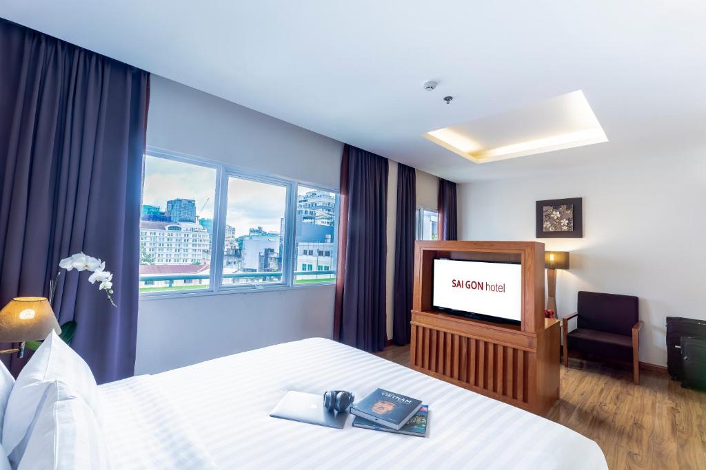 Cette chambre comprend un lit et une télévision. dans l'établissement Saigon Hotel Dong Du, à Hô-Chi-Minh-Ville
