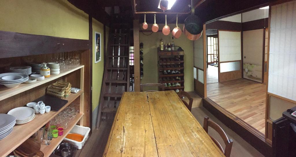Kumano Winery Guest Houseにあるキッチンまたは簡易キッチン