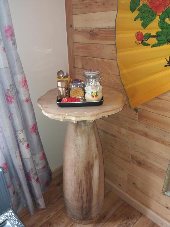 une table en rondins contenant de la nourriture dans l'établissement Sweet home, à Charleroi