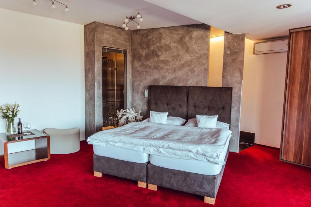 Postel nebo postele na pokoji v ubytování Hotel Garni Klaret
