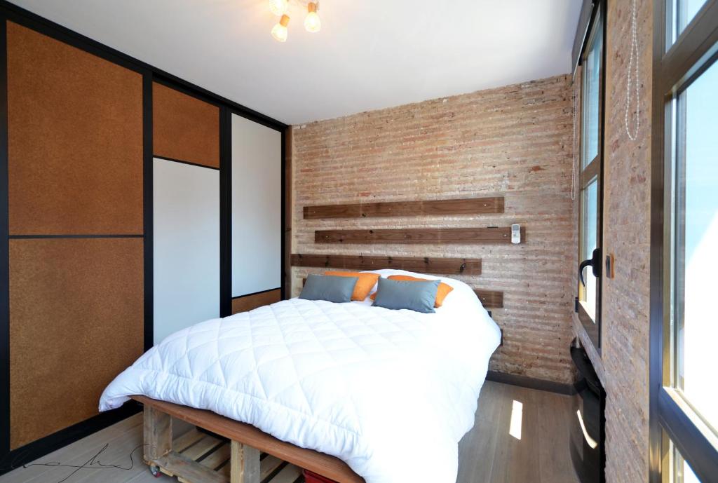 A bed or beds in a room at Casita en el Cabañal con Patio