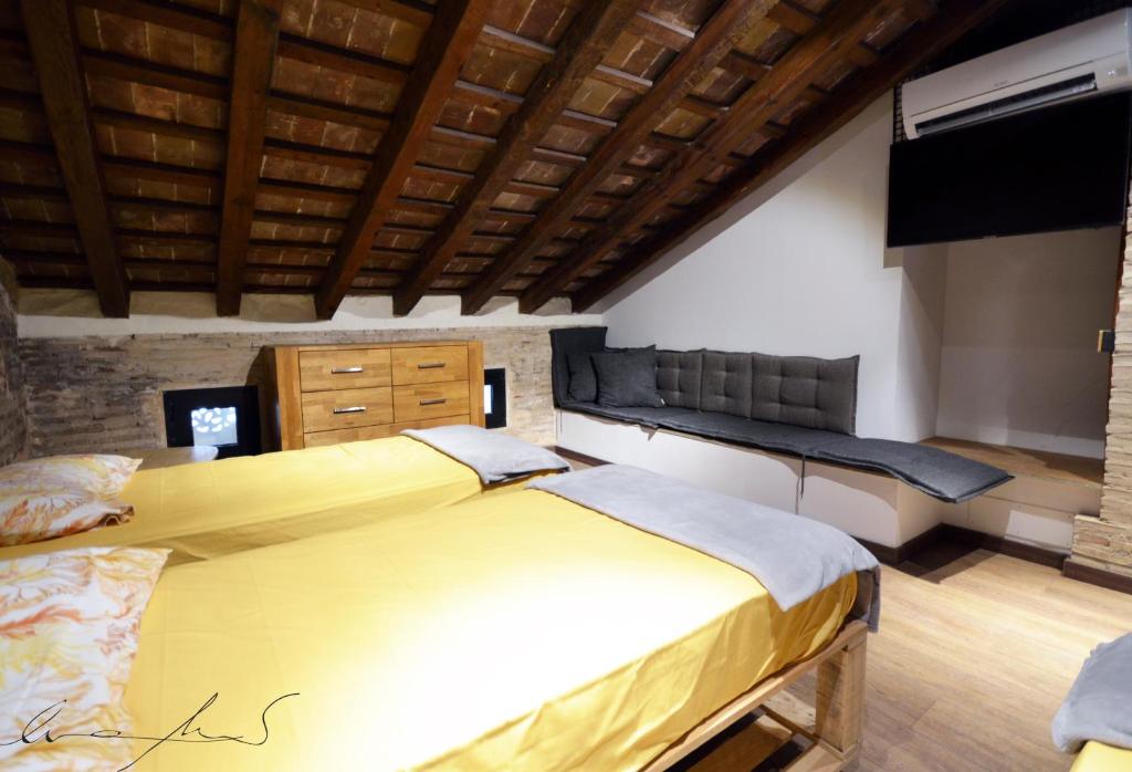 A bed or beds in a room at Casita en el Cabañal con Patio