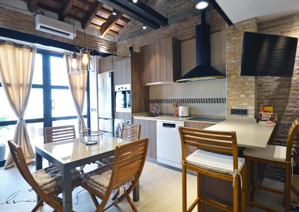 A kitchen or kitchenette at Casita en el Cabañal con Patio