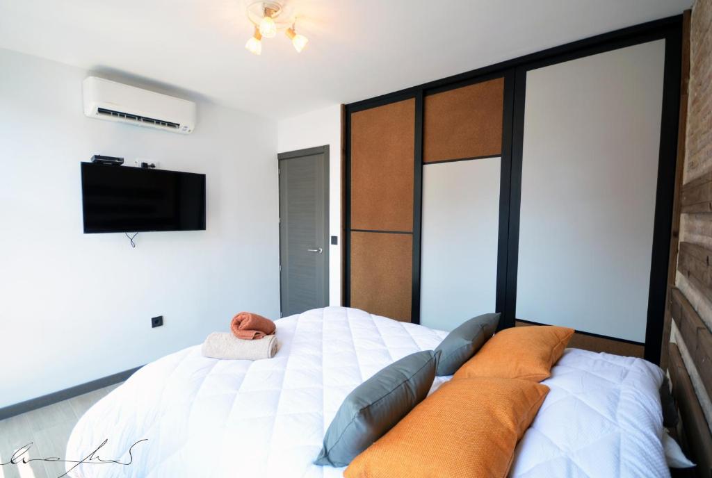 A bed or beds in a room at Casita en el Cabañal con Patio