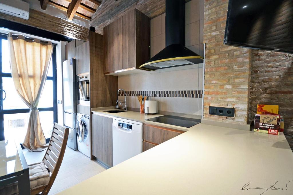 A kitchen or kitchenette at Casita en el Cabañal con Patio