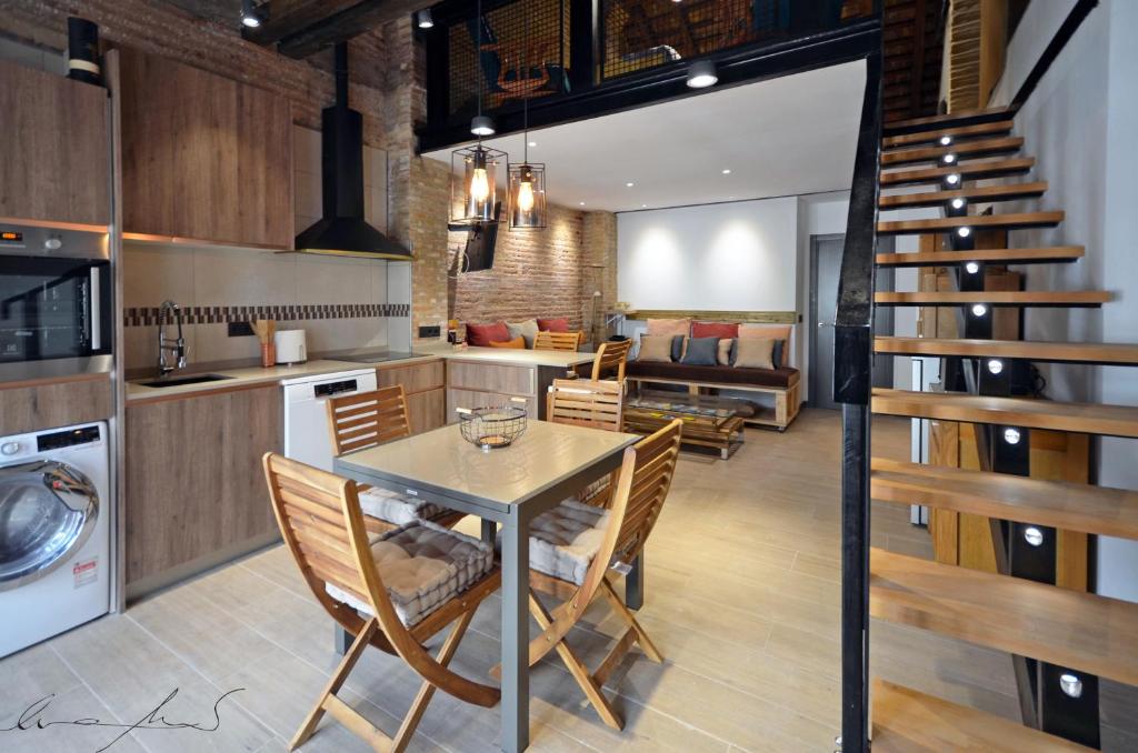 A kitchen or kitchenette at Casita en el Cabañal con Patio