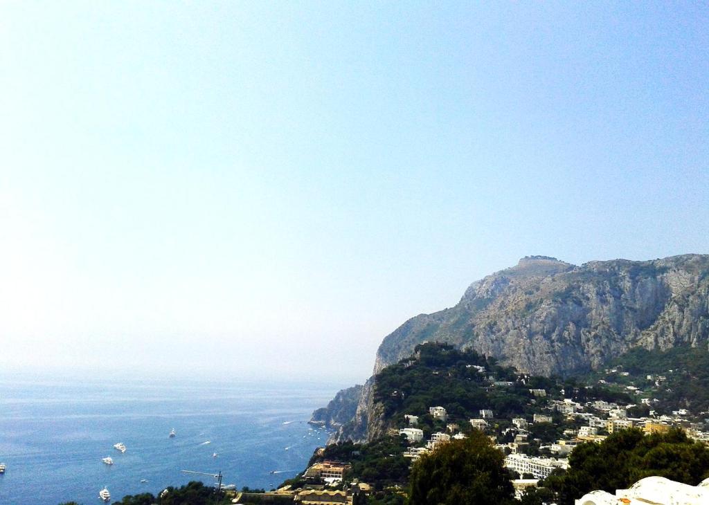 une vue sur la côte amalfi depuis une montagne dans l'établissement La Casetta delle Api, à Capri