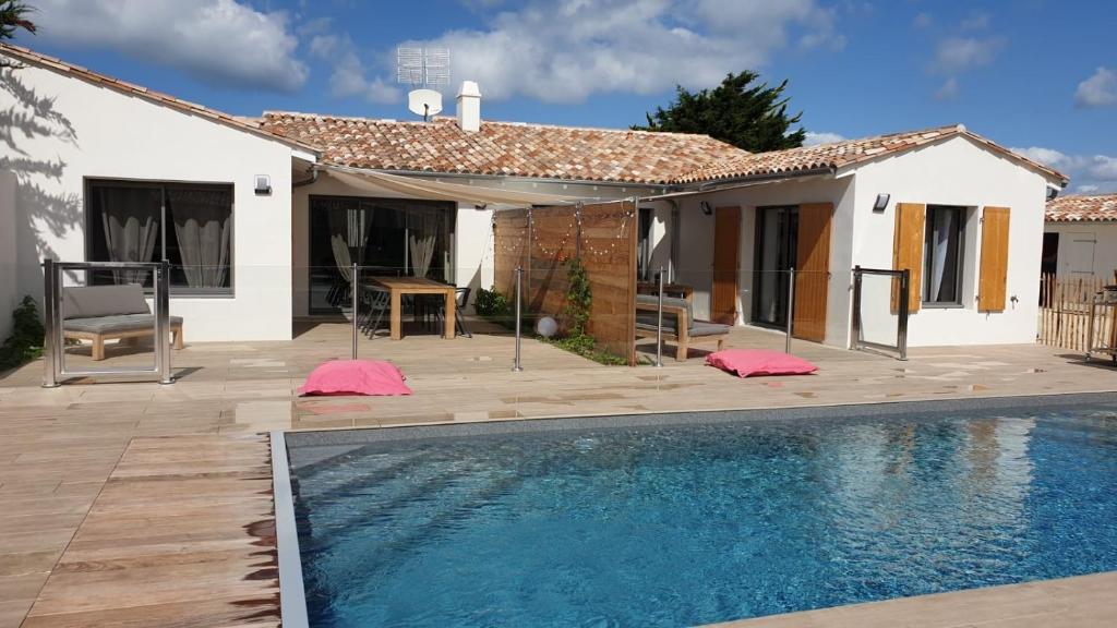 Bazén v ubytování Rélocation vacances de la cote sauvage nebo v jeho okolí
