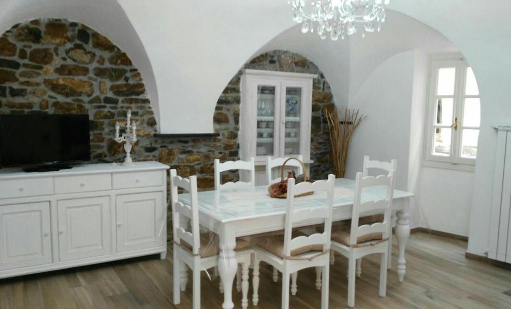comedor con mesa blanca y sillas en ''SAPORE DI PROVENZA'' Sole Mare Quiete, en Terzorio