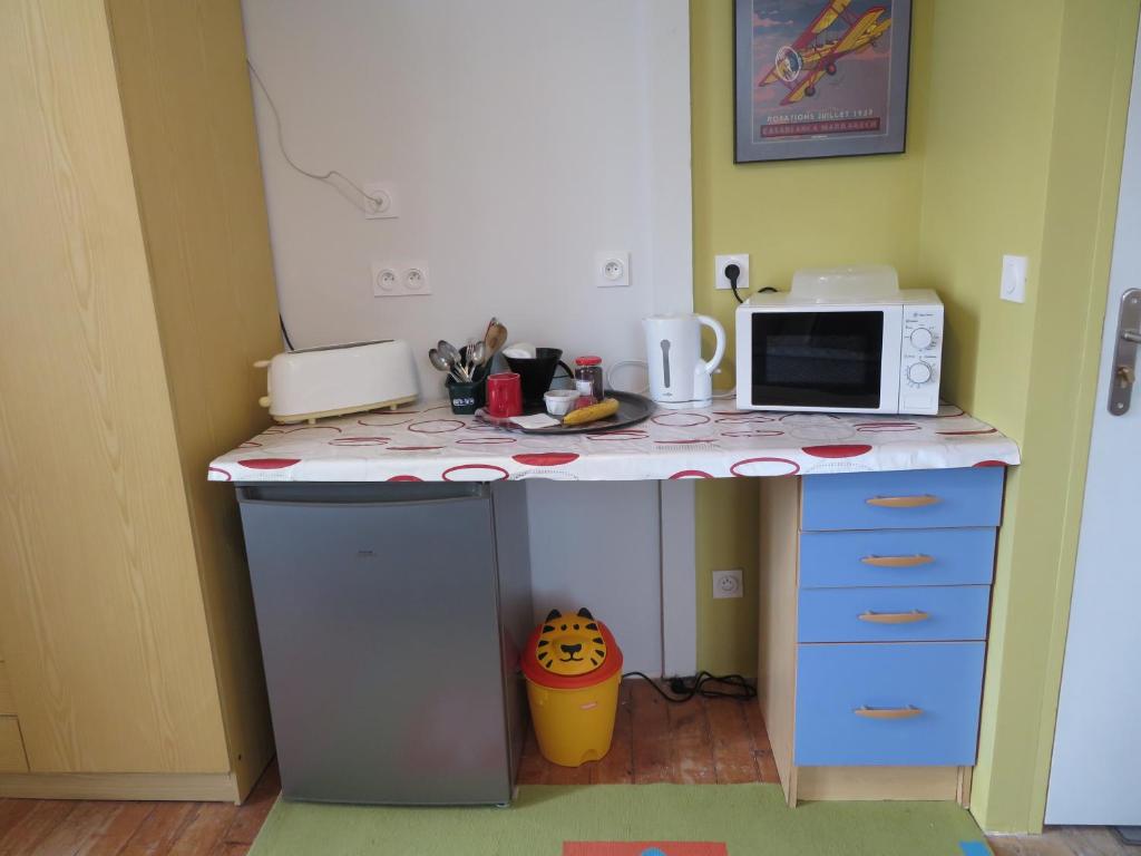 Kuchyň nebo kuchyňský kout v ubytování Les Chambres Studios de Pleslin-Foucher
