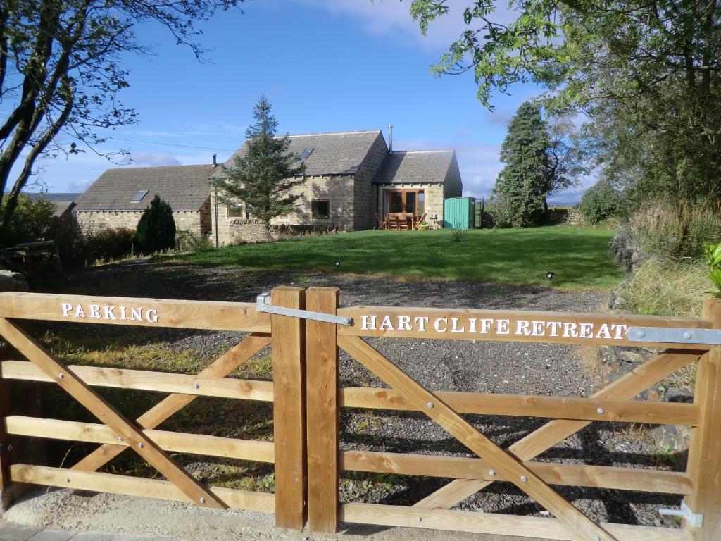 une porte en bois devant une maison dans l'établissement Hartcliffe Retreat, à Penistone