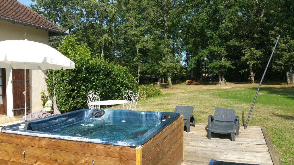 Piscina de la sau aproape de Bienvenue en Périgord