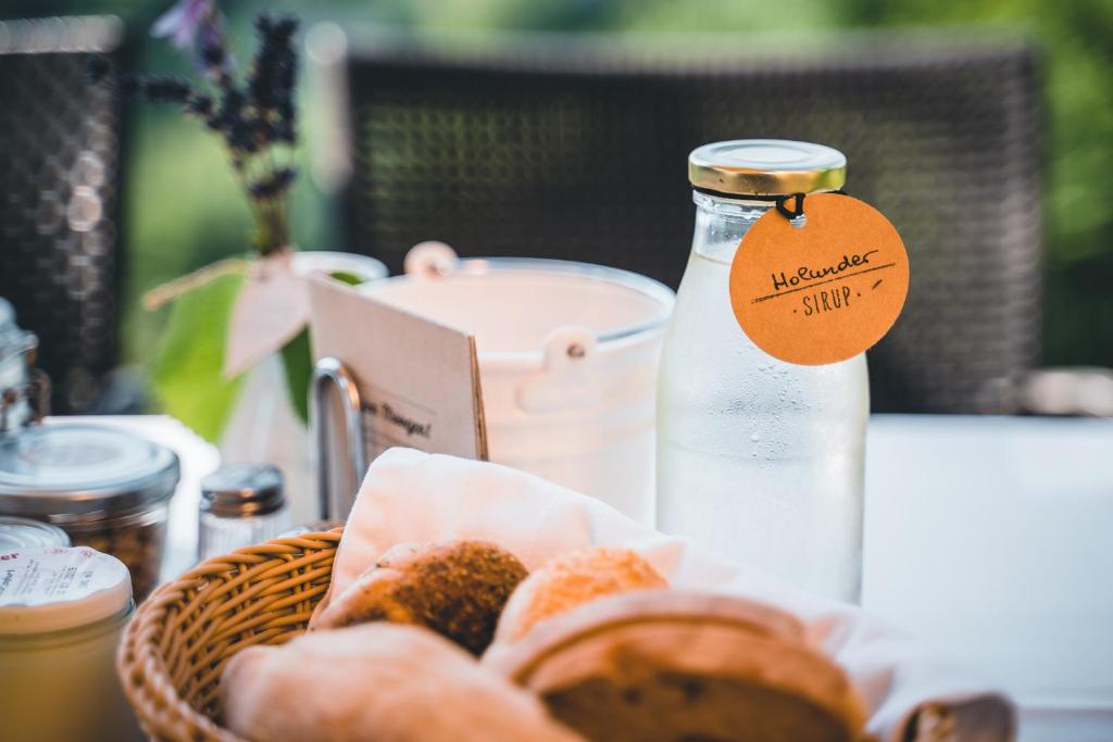 Nápoje v ubytování WURZENBERG Hotel Lodges Südsteiermark